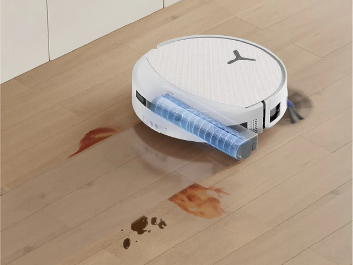 Con lăn lau của Ecovacs Deebot T90 Pro Omni lau vết bẩn trên sàn gỗ