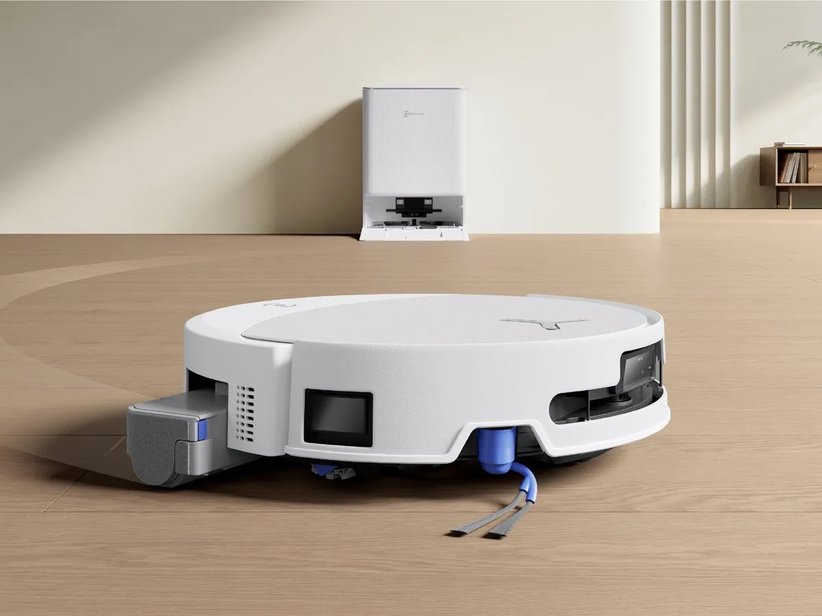 Ecovacs Deebot T90 Pro Omni và trạm sạc trên sàn gỗ