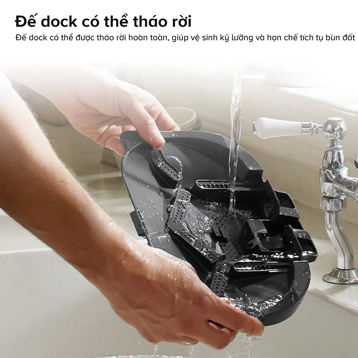 Rửa đế trạm Roborock Qrevo S Pro dưới vòi nước