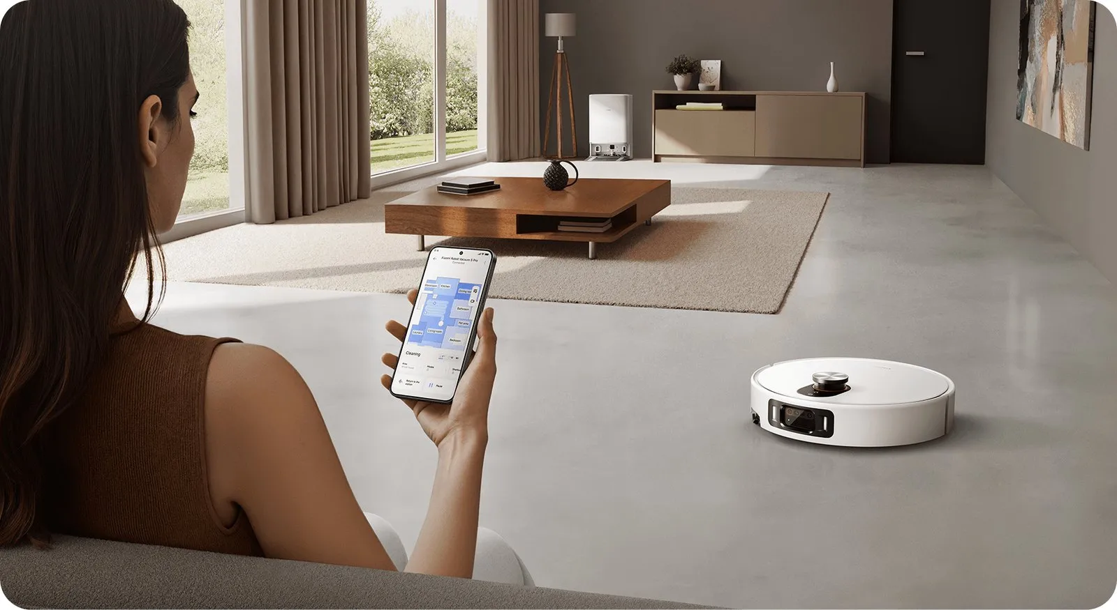 Người dùng điều khiển Xiaomi Robot Vacuum 5 Pro bằng điện thoại trong phòng khách