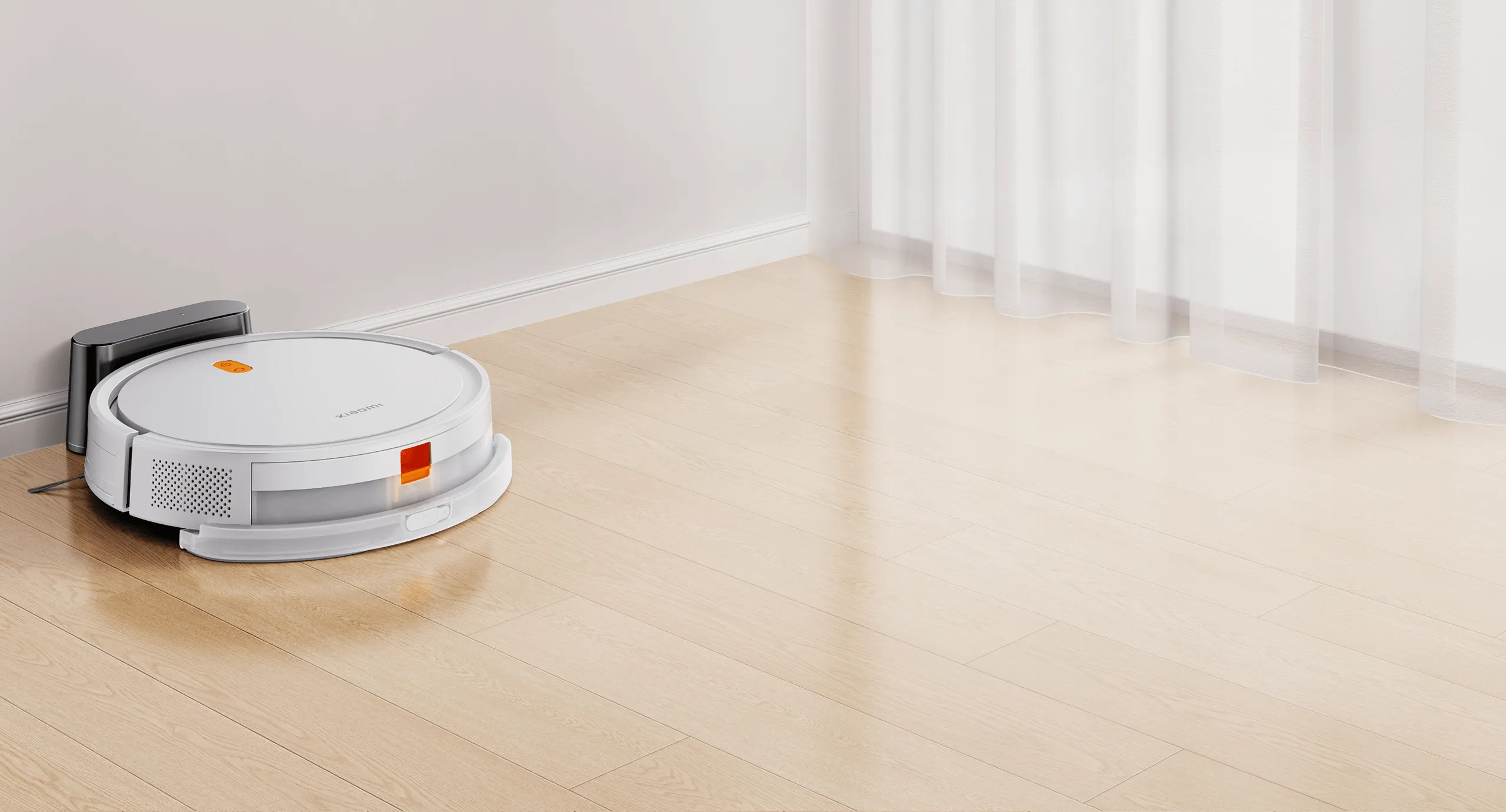Xiaomi Robot Vacuum E5 đang chạy trên sàn gỗ trong căn hộ
