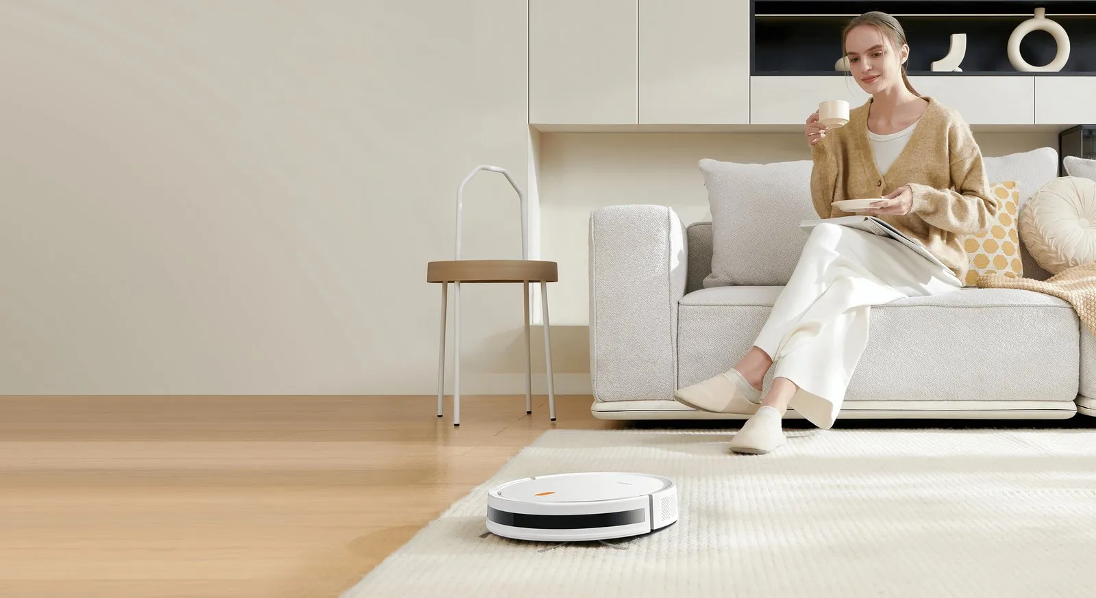 Xiaomi Robot Vacuum E5 chạy trên thảm phòng khách