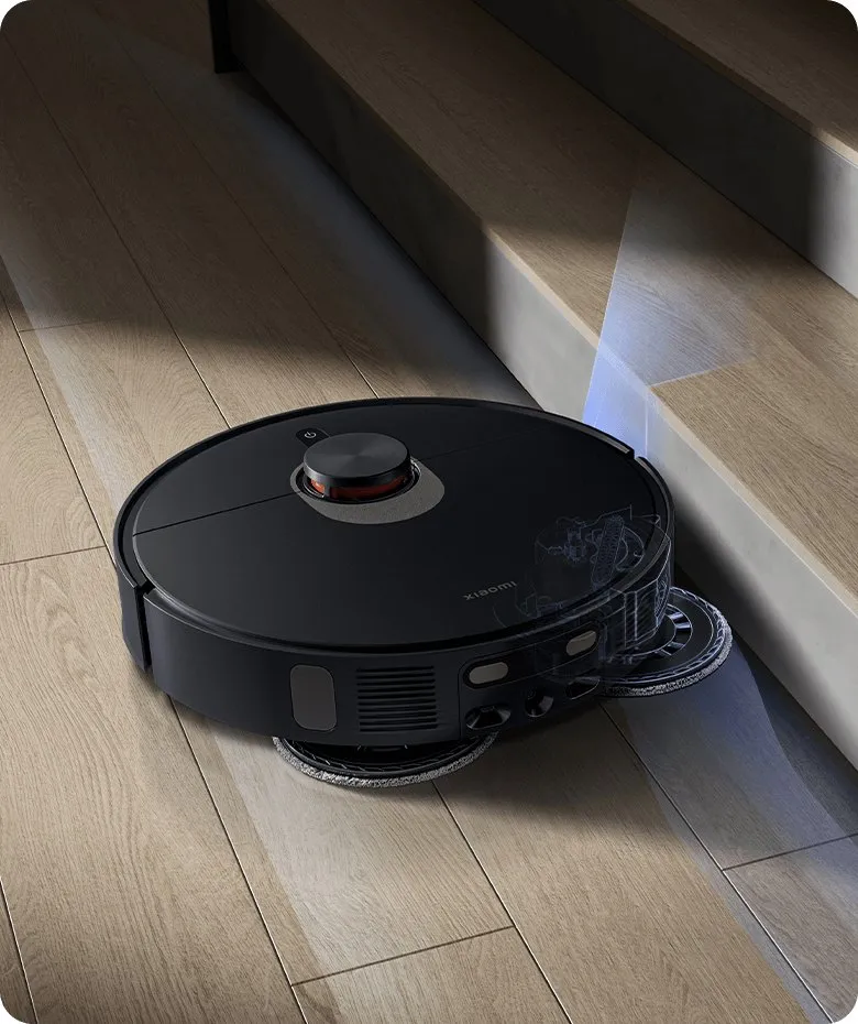 Robot Xiaomi X20 Max chạy sát chân bậc thềm gỗ