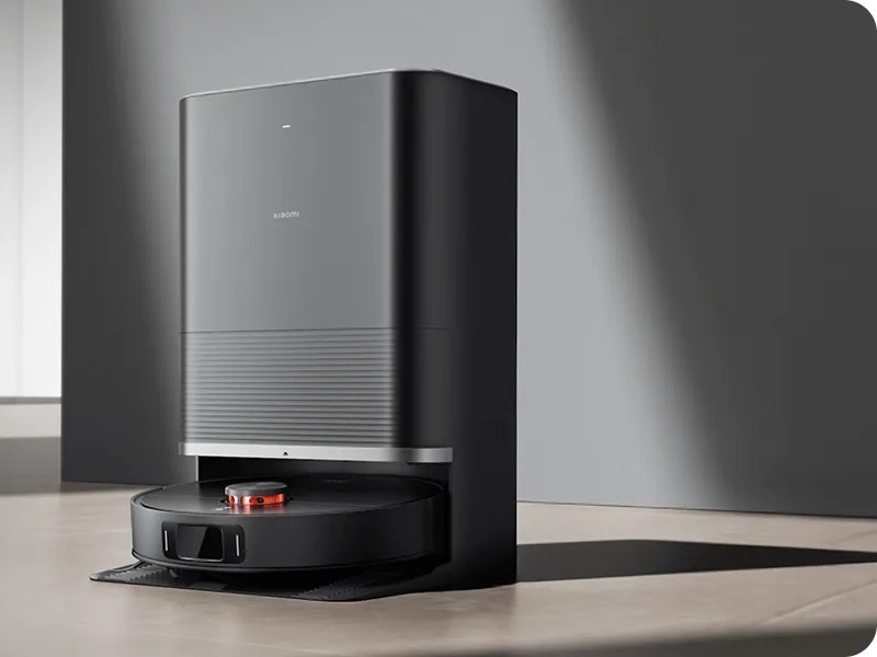 Xiaomi Robot Vacuum X20 Max màu đen cùng trạm Omni trên sàn gỗ